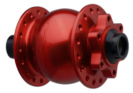 Dynamo v předním náboji na pevnou osu 15mm o šířce 110mm a diskové brzdy 6 děr