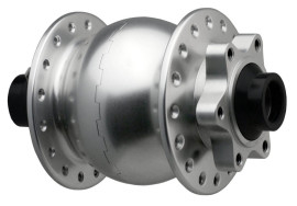 Dynamo v předním náboji na pevnou osu 15mm o šířce 110mm a diskové brzdy 6 děr